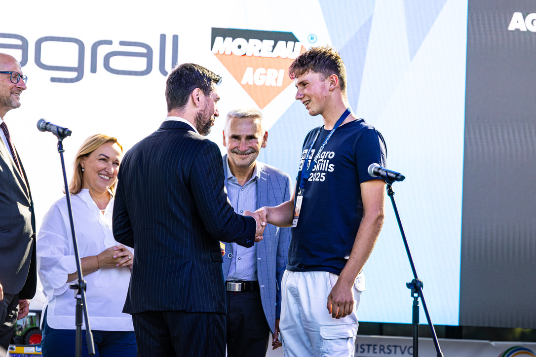 Odovzdávanie ocenenia víťazovi AgroSkills 2025