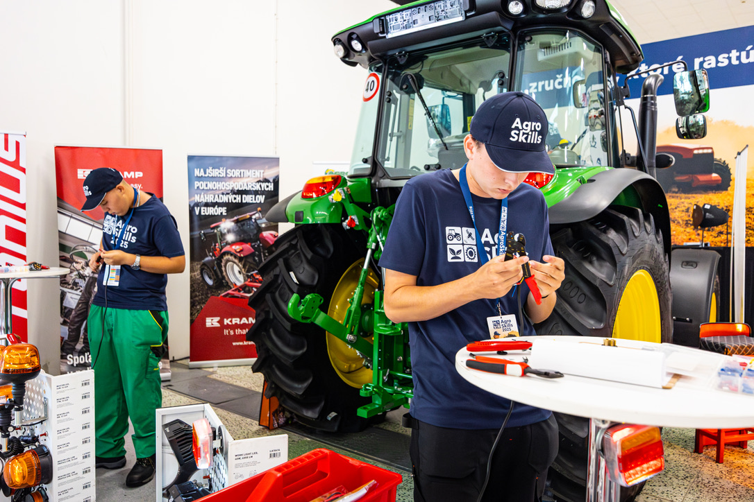 Súťažiaci pri montážnej disciplíne AgroSkills 2025
